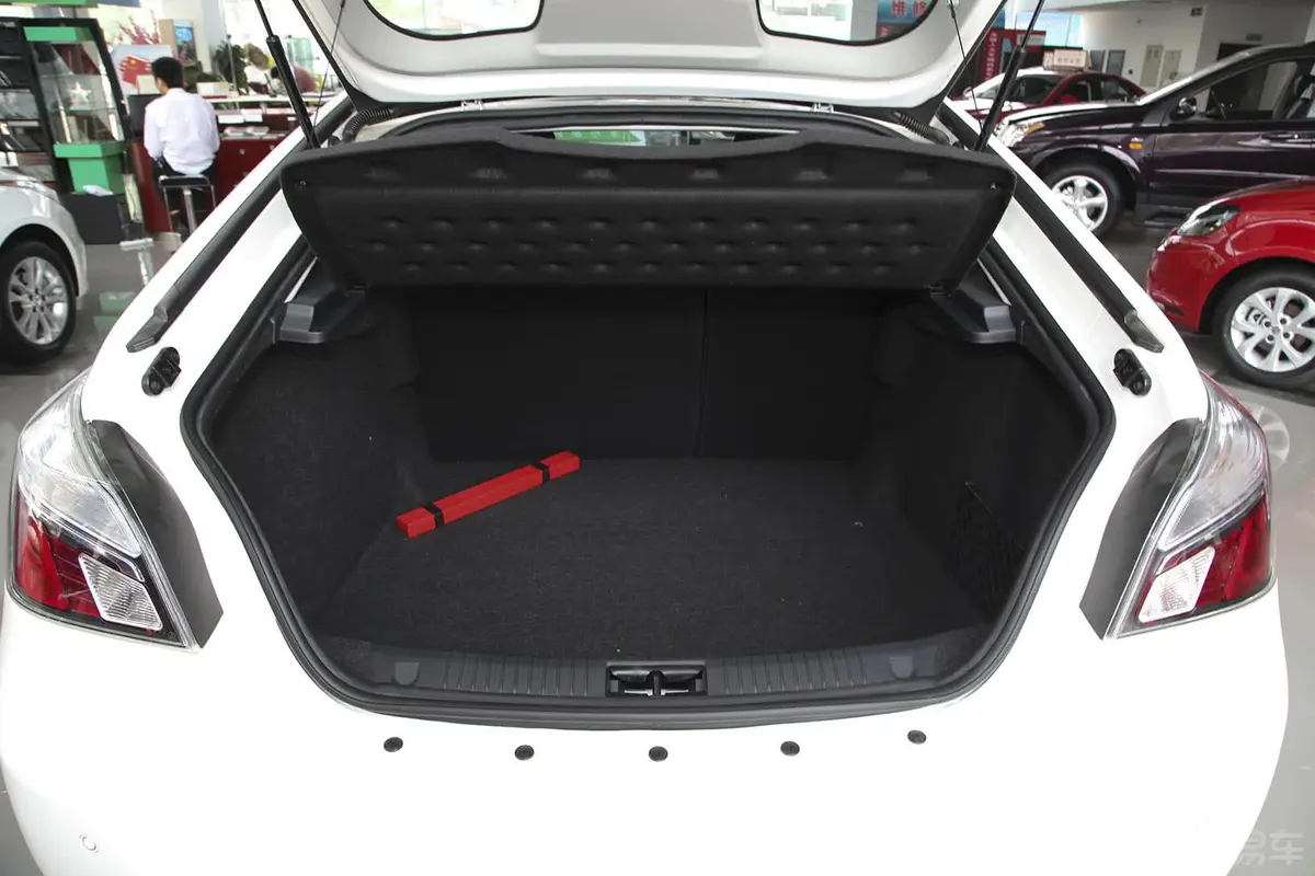 MG6三厢 1.8T 自动 性能版行李箱空间