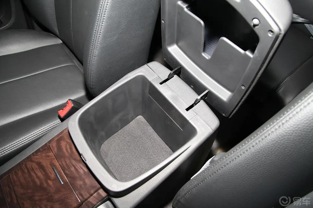 荣威W51.8T 自动 四驱 豪域特装版前排中央扶手箱空间