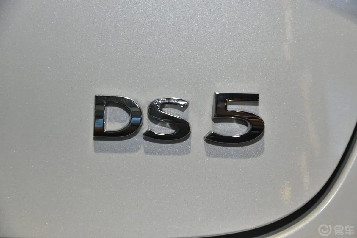 DS 51.6T 手自一体 THP200 尊享版尾标