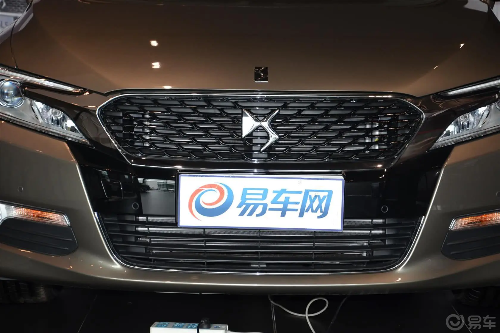 DS 5LS1.6T THP200 尊享版前格栅侧俯拍