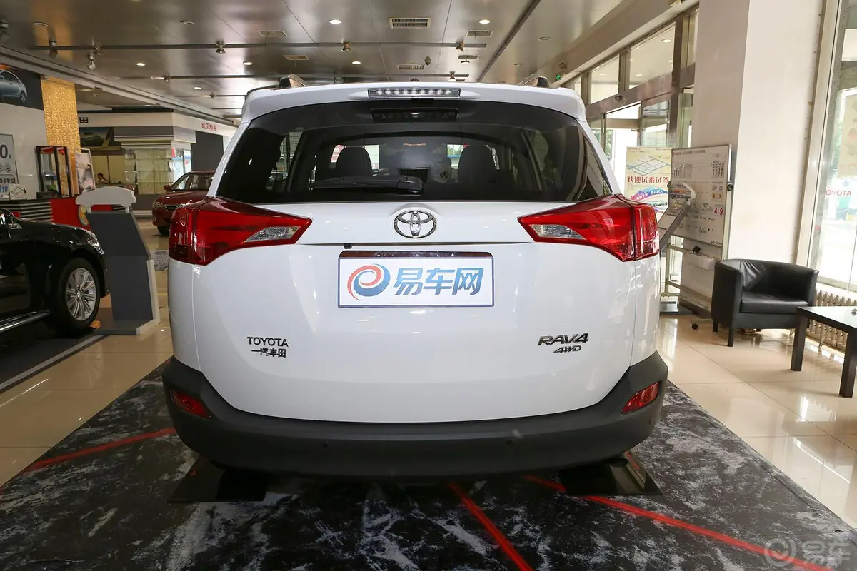 RAV4荣放2.5L 手自一体 尊贵版正后水平