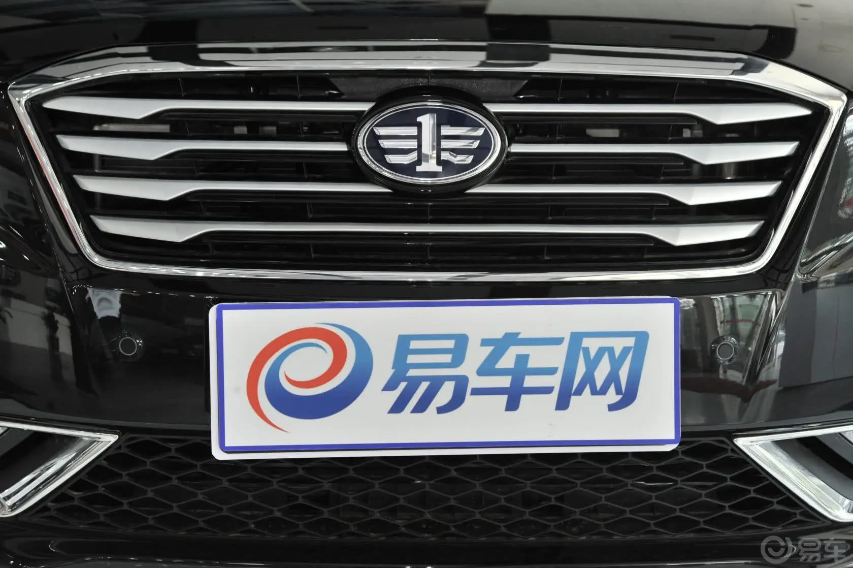 奔腾B702.0L 手自一体 豪华型前格栅侧俯拍