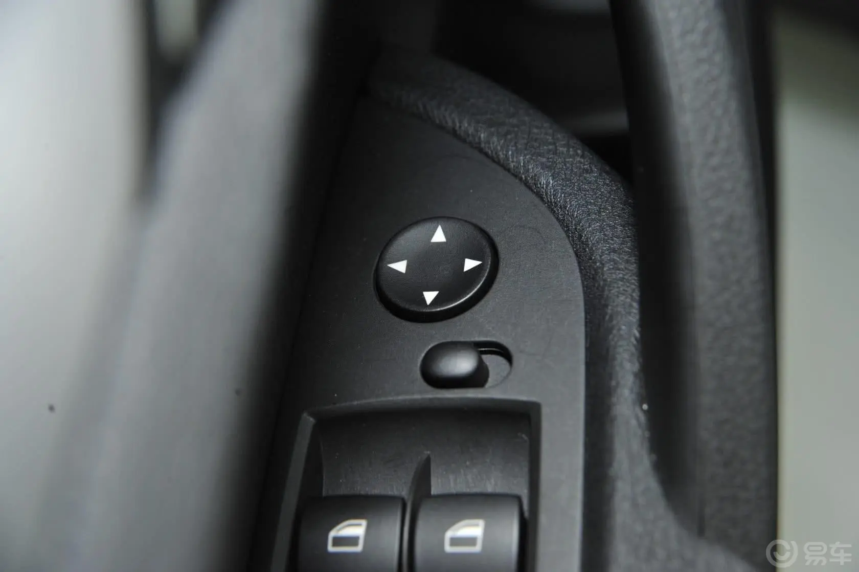 宝马X1sDrive18i 领先型外后视镜控制键