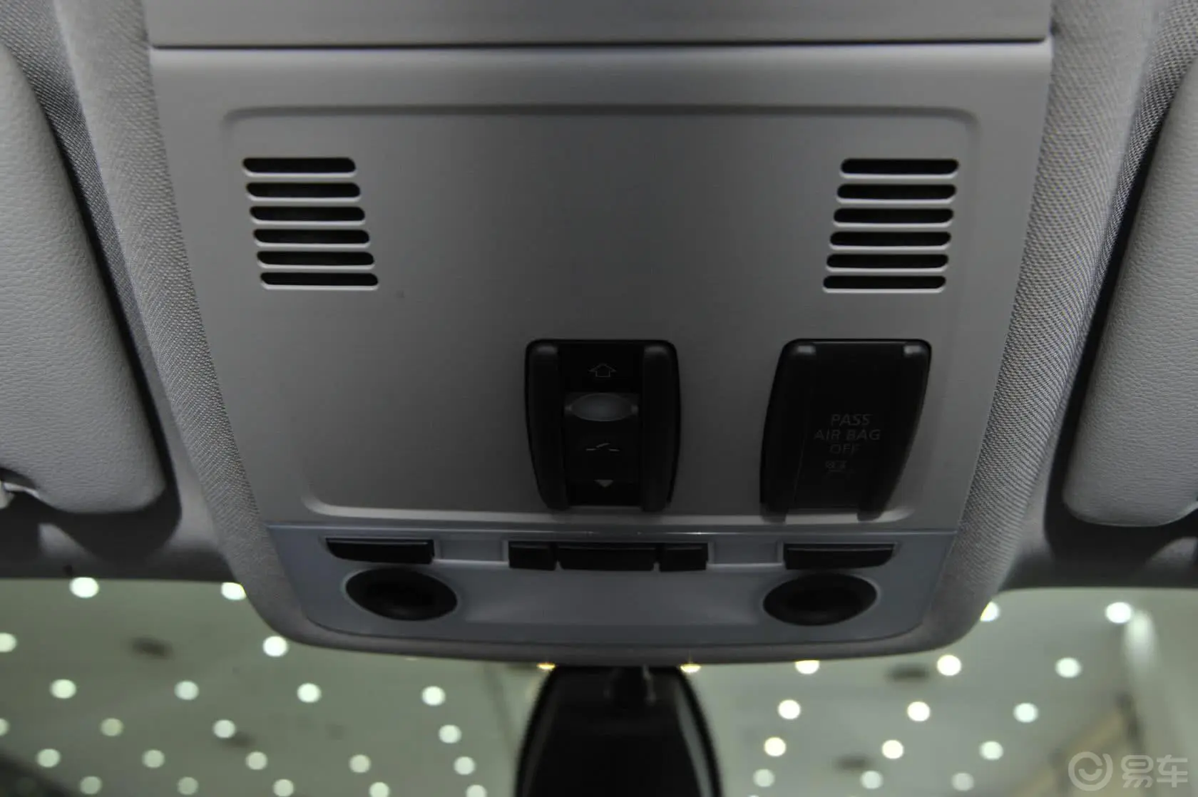 宝马X1sDrive18i 领先型前排车顶中央控制区