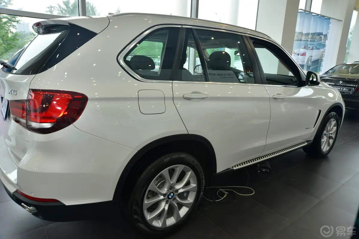 宝马X5(进口)xDrive35i 领先型正侧车头向右水平