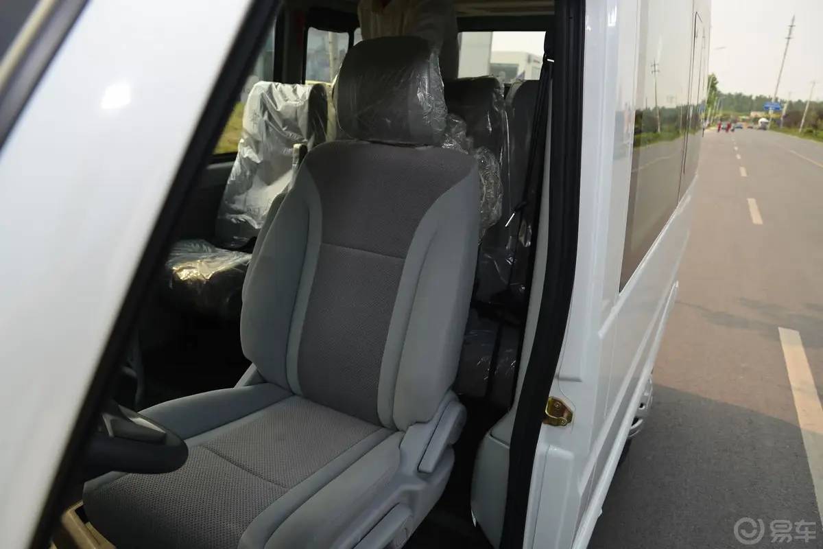 依维柯褒迪A36 3.0L标准版 11座驾驶员座椅