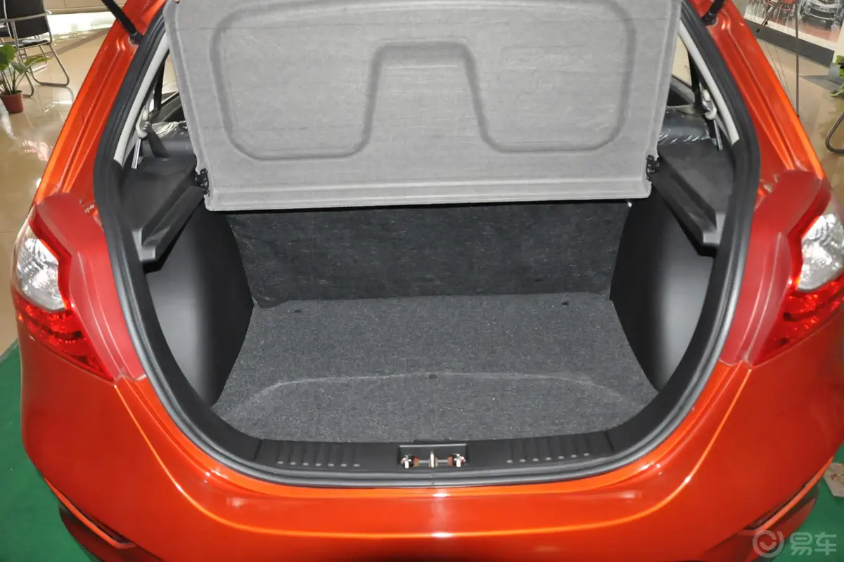 夏利N71.3L 手动 豪华型行李箱空间