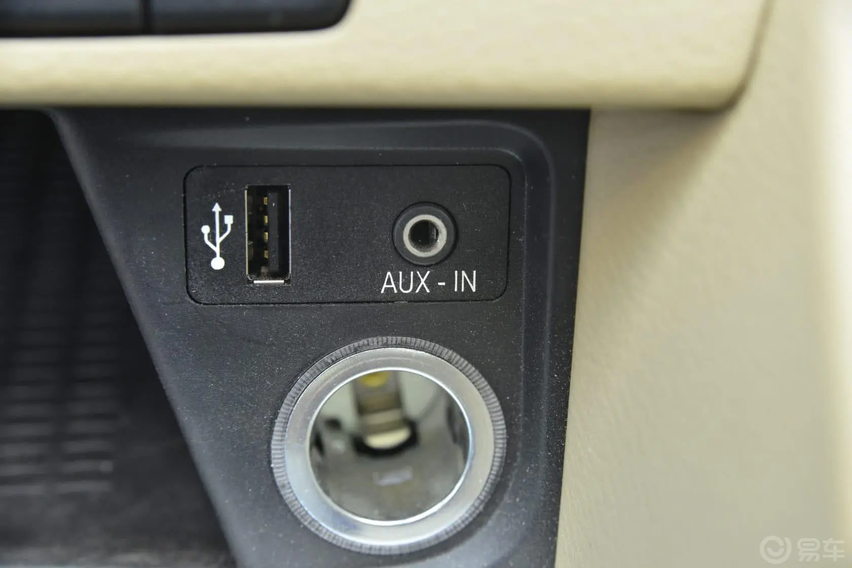宝马X1sDrive18i 领先型USB接口