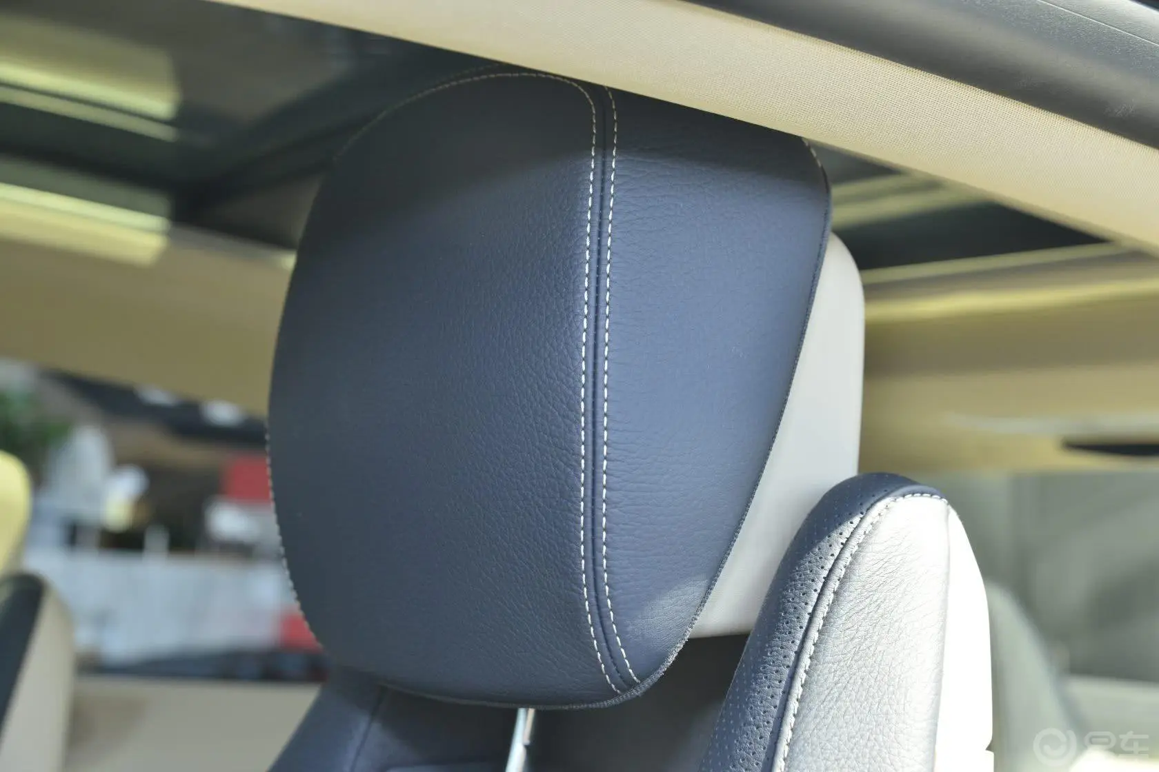 奔驰E级(进口)E200 Coupe驾驶员头枕