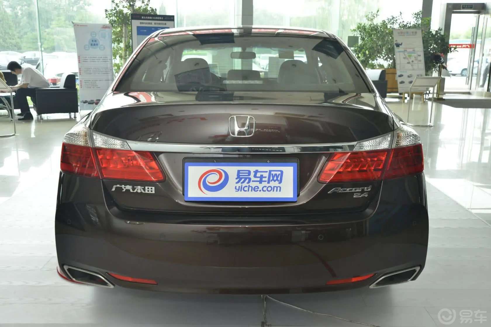 雅阁2.4L LX 舒适版正后水平