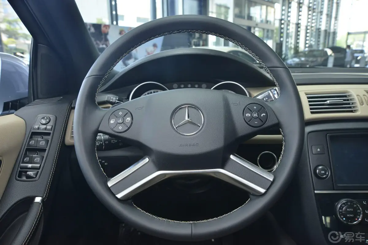 奔驰R级R 400 4MATIC 豪华型方向盘