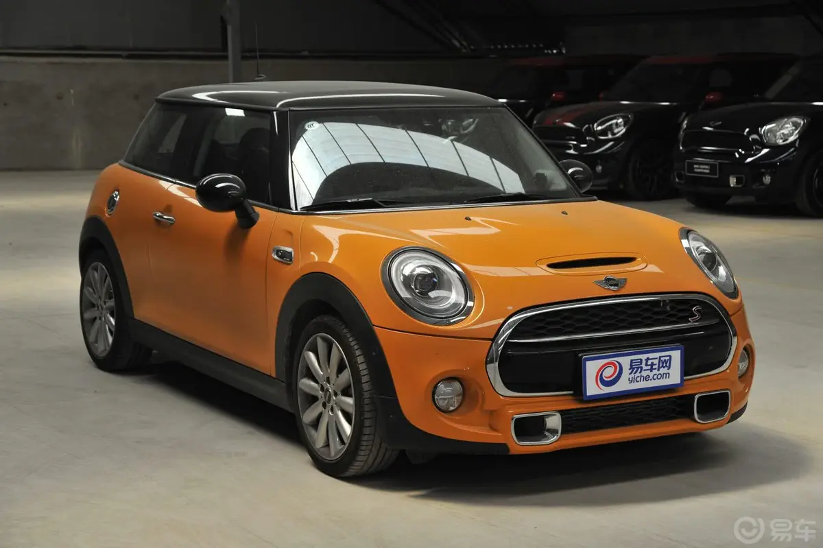 MINI2.0T COOPER S Excitement前格栅侧俯拍