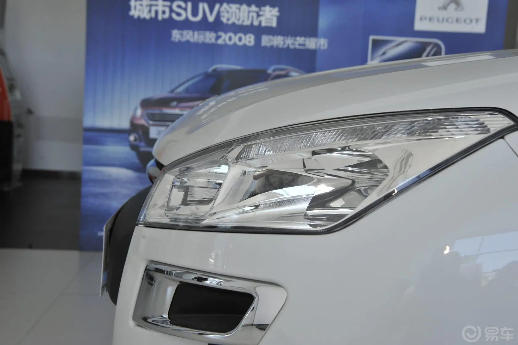 标致4008(进口)2.0L CVT 四驱时尚型大灯侧45度俯拍