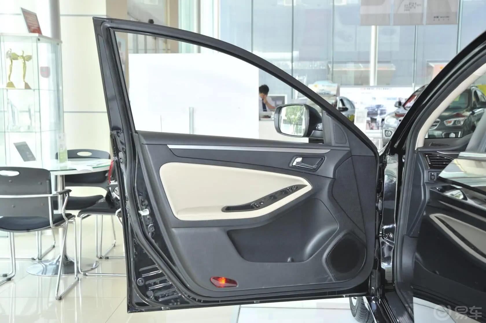 奔腾B702.0L 手动 舒适型驾驶员侧车门内门板