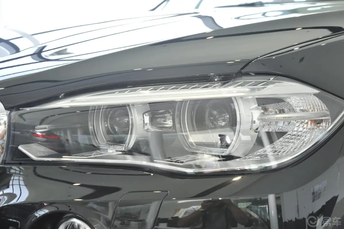 宝马X5(进口)xDrive35i 领先型大灯侧45度俯拍