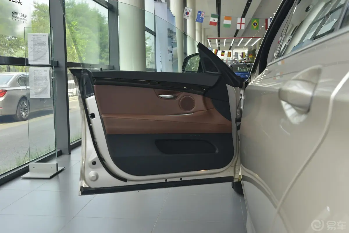 宝马5系GT528i 领先型驾驶员侧车门内门板