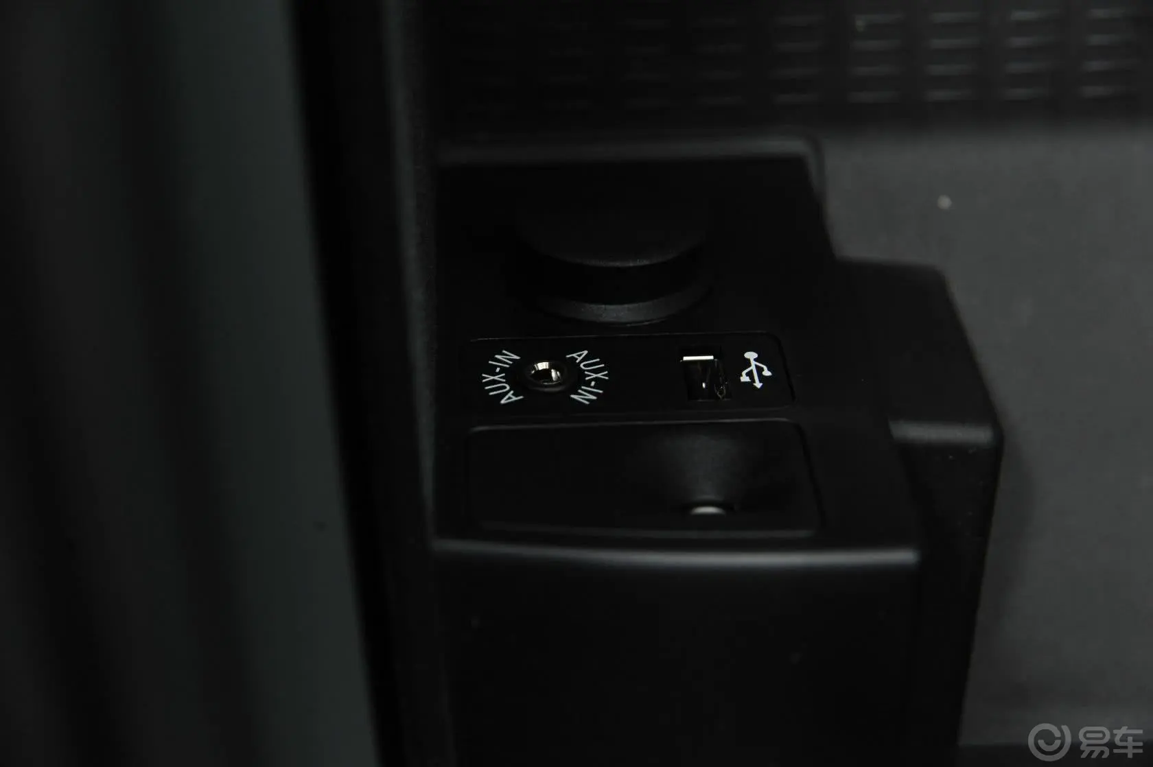 宝马7系740Li xDrive 马年限量版AUX接口