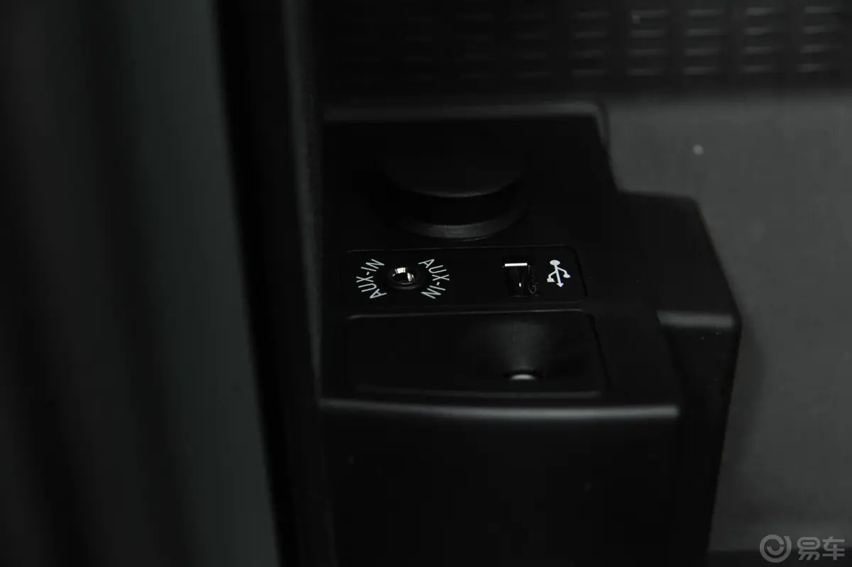 宝马7系740Li xDrive 马年限量版AUX接口