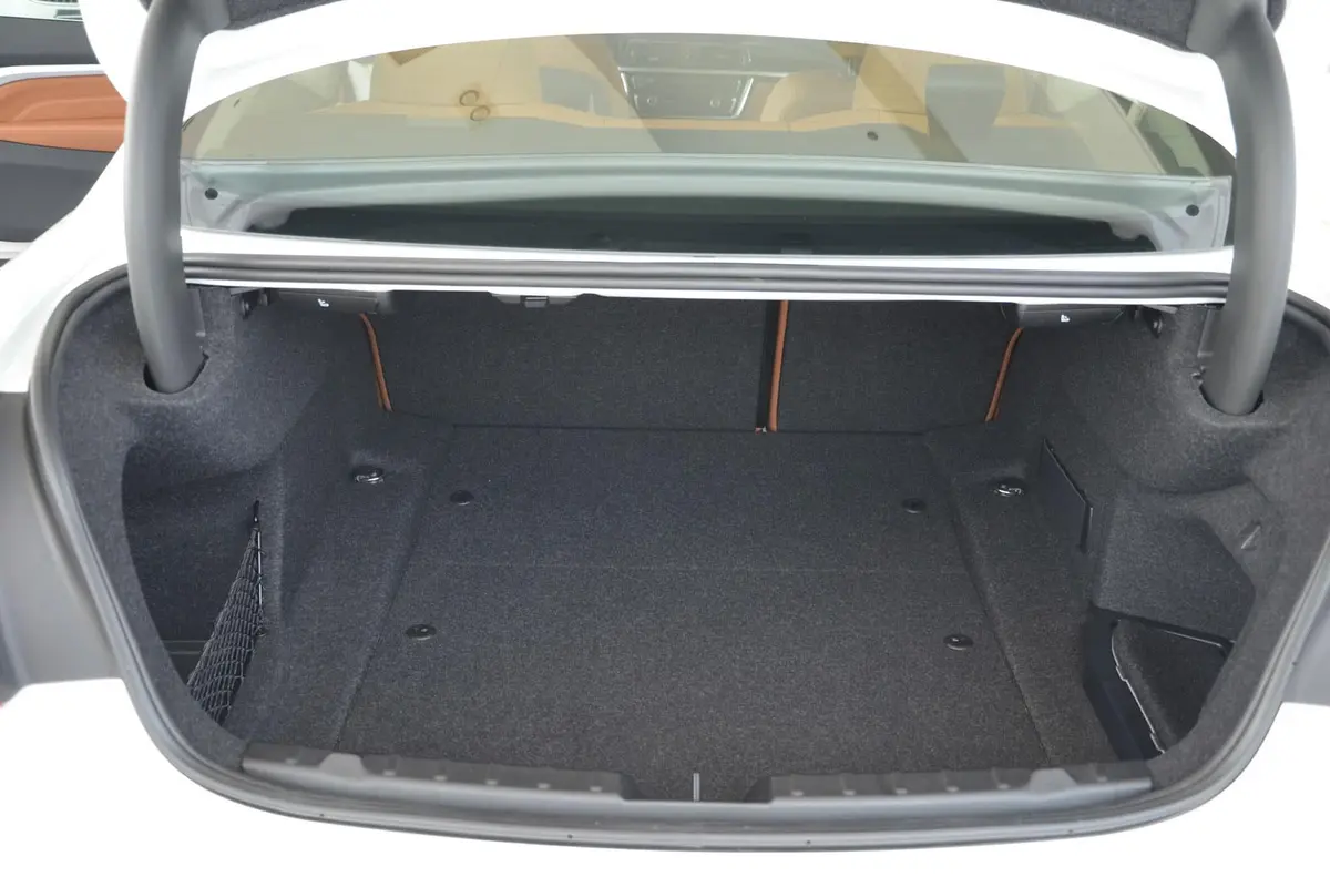 宝马4系双门轿跑车 428i xDrive 豪华设计套装行李箱空间