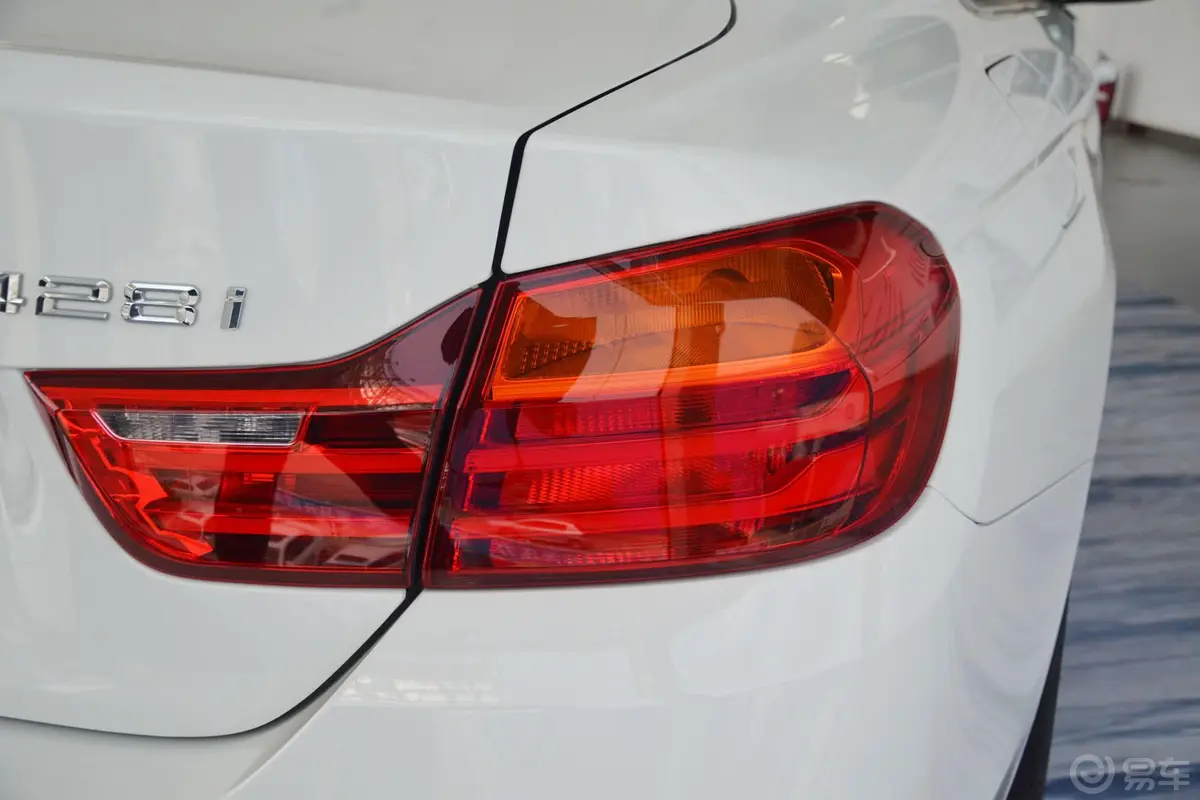 宝马4系双门轿跑车 428i xDrive 豪华设计套装尾灯侧45度俯拍