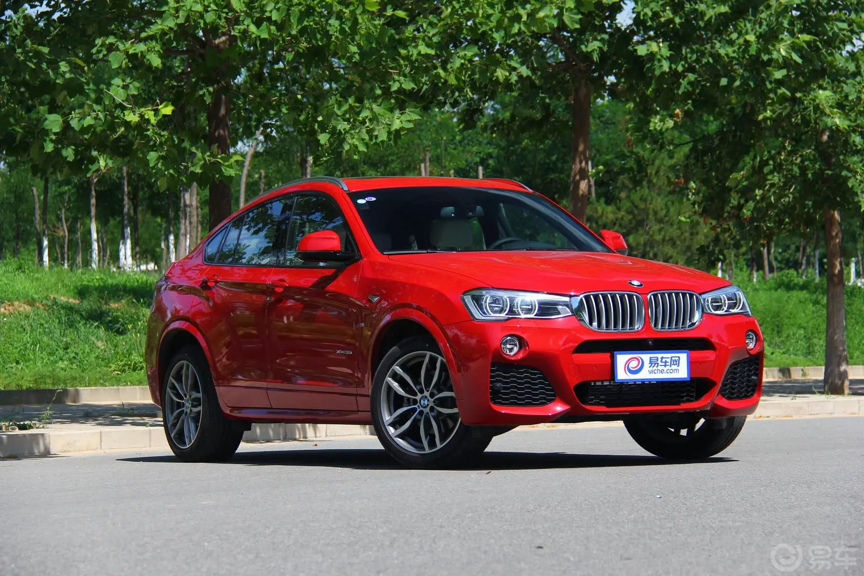 宝马X4xDrive35i M运动版侧前45度车头向右水平