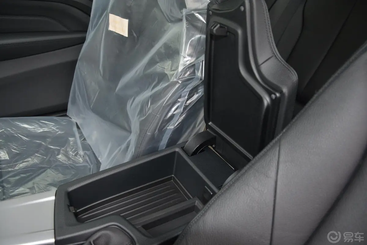 宝马4系双门轿跑车 420i 时尚型前排中央扶手箱空间