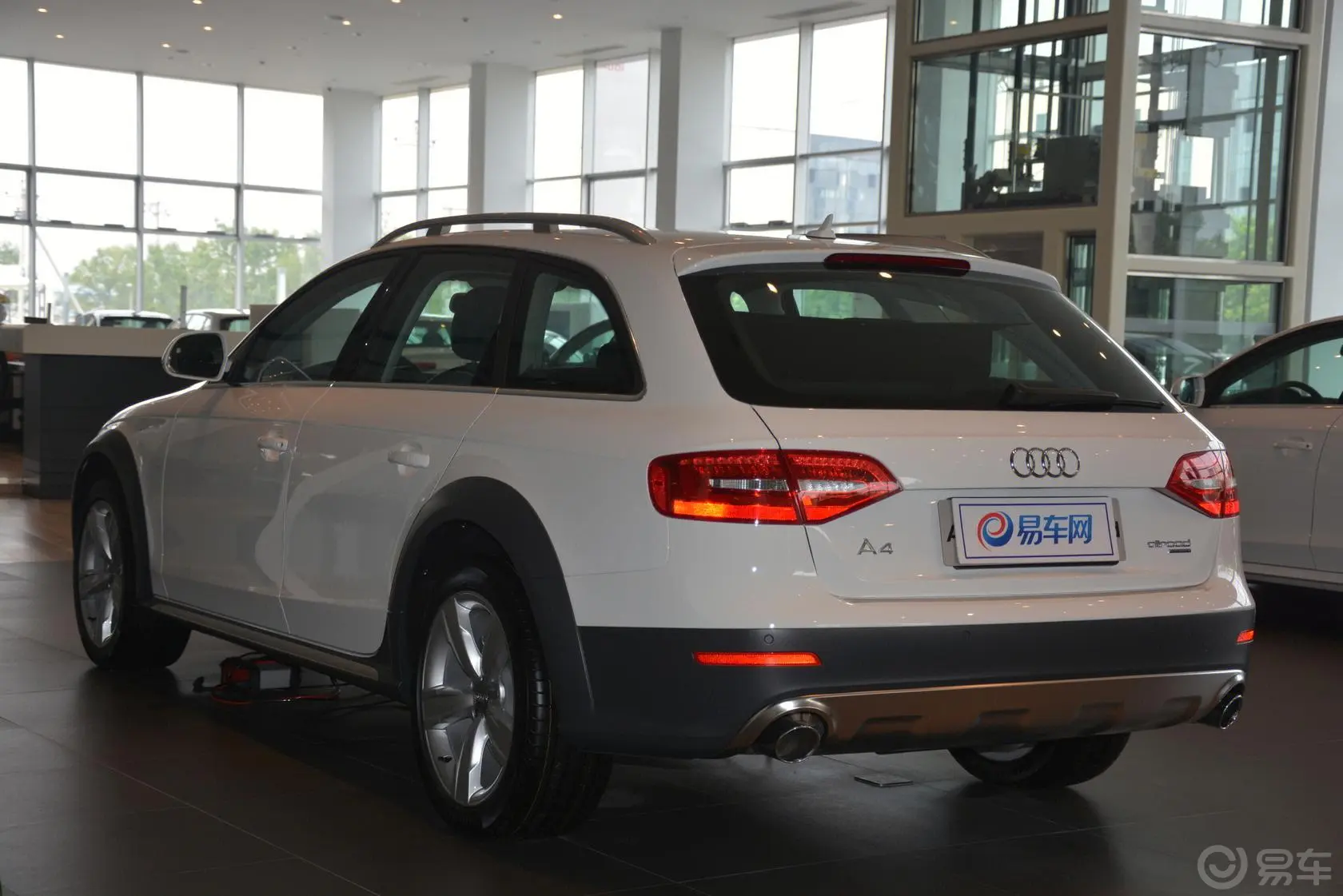 奥迪A4(进口)40TFSI allroad quattro plus侧后45度车头向左水平