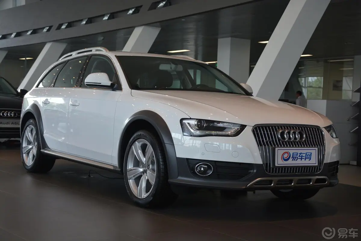 奥迪A4(进口)40TFSI allroad quattro plus侧前45度车头向右水平