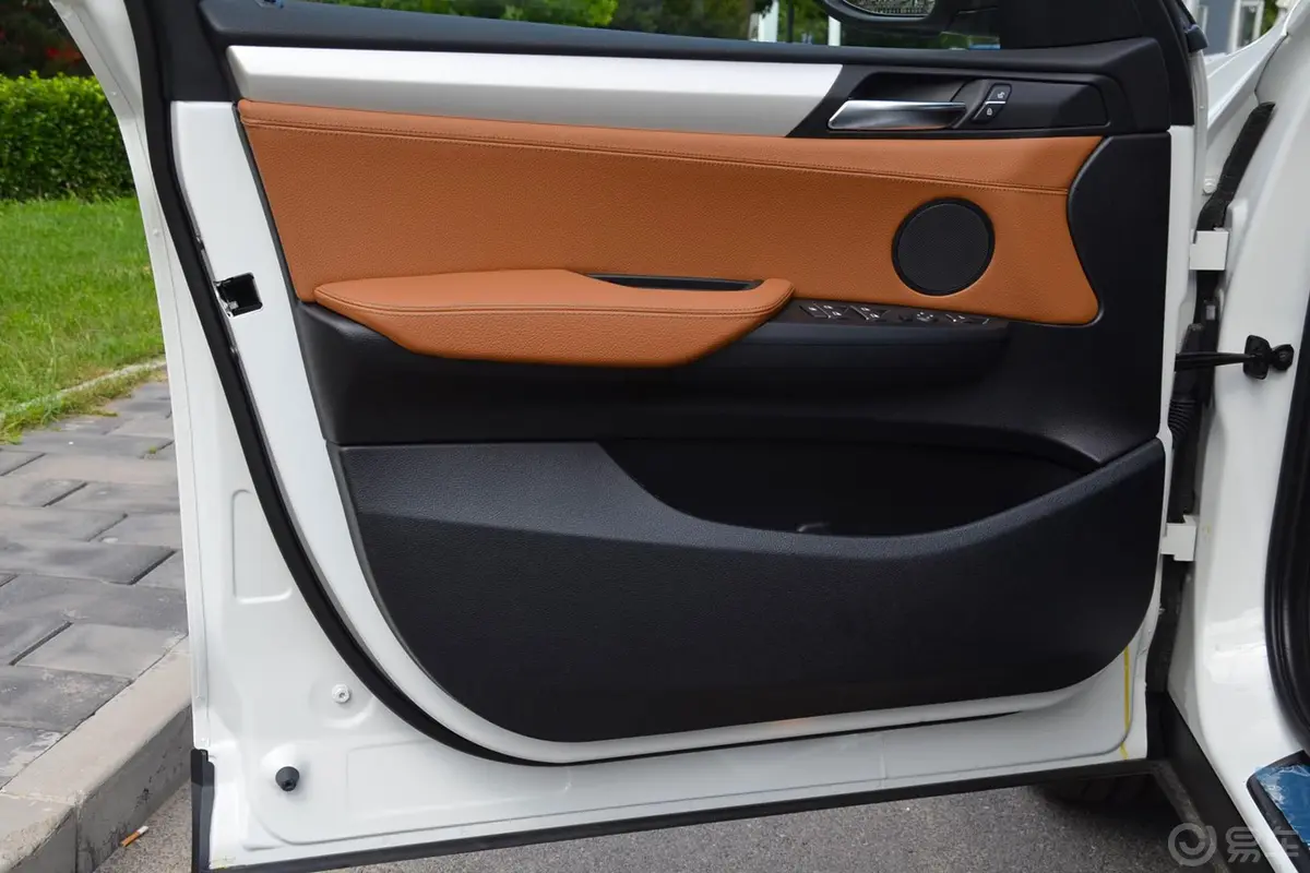 宝马X3(进口)xDrive28i 领先版驾驶员侧车门内门板
