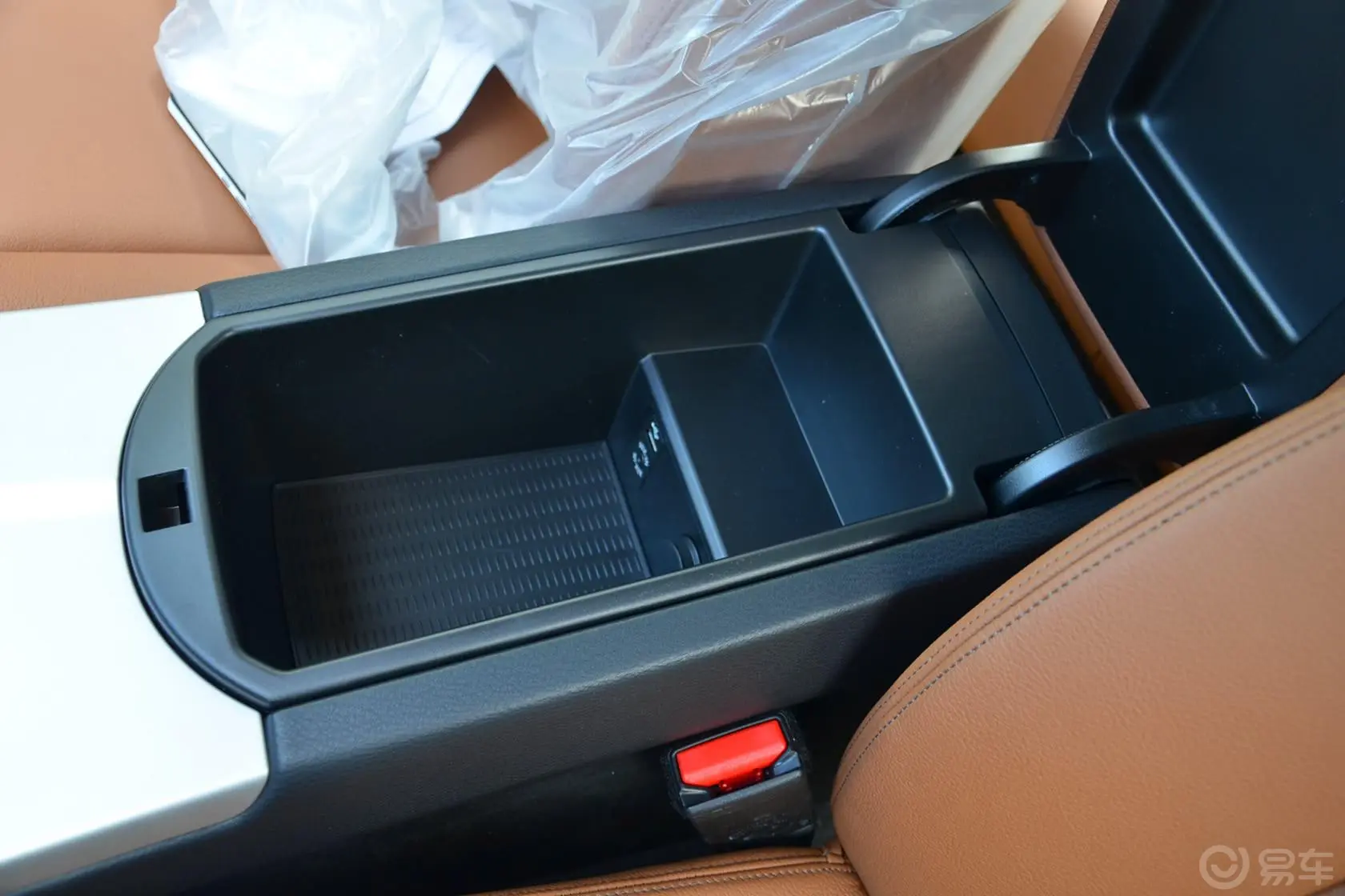 宝马X3(进口)xDrive28i 领先版前排中央扶手箱空间