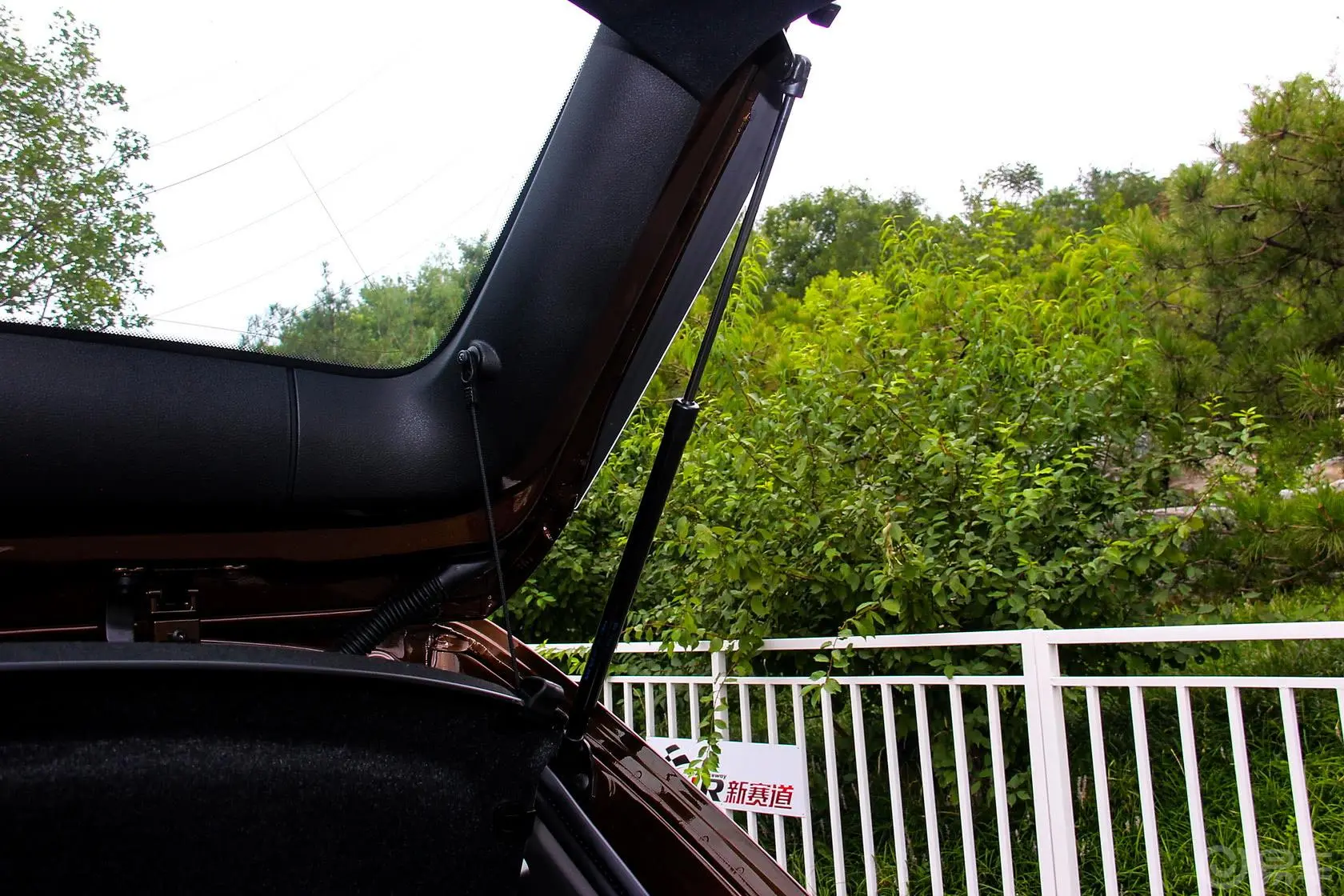宝马X1sDrive18i 运动设计套装行李厢支撑杆