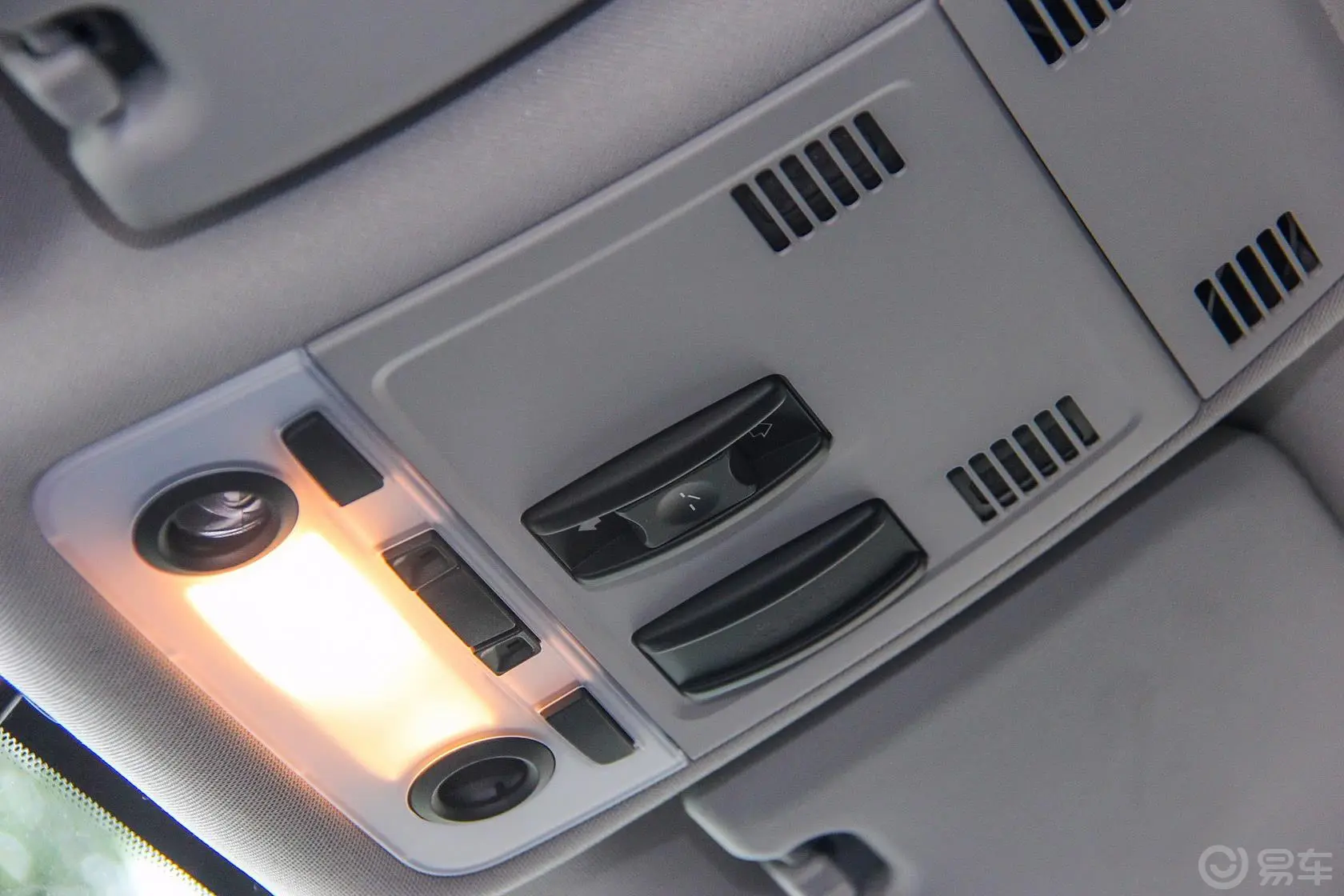 宝马X1sDrive18i 运动设计套装前排车顶中央控制区
