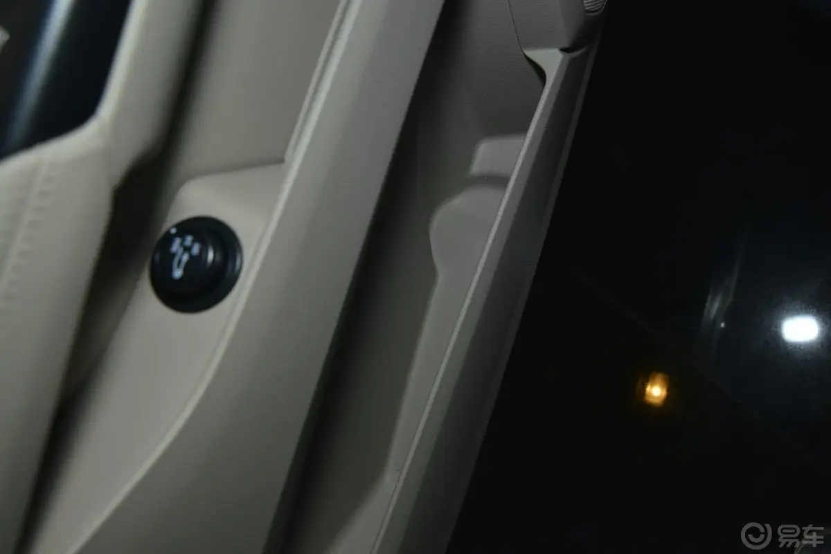 凯迪拉克SRX3.0L 手自一体 豪华型驾驶员门储物盒