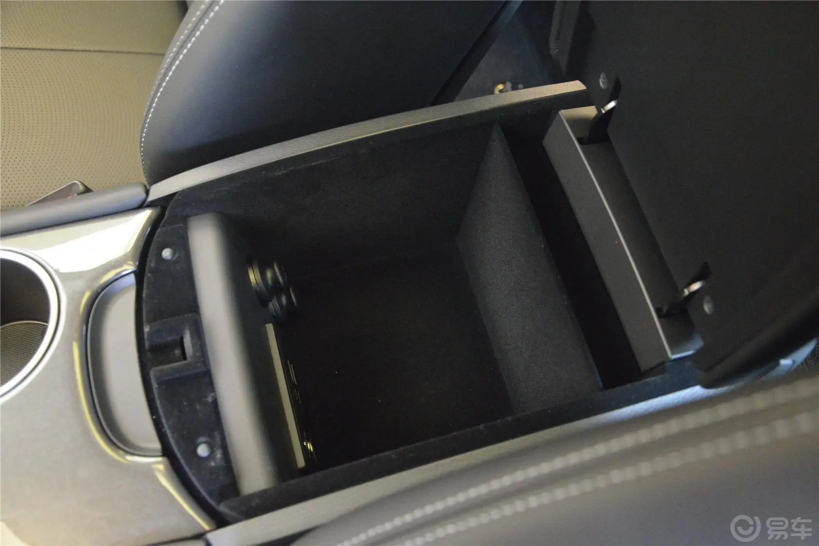 英菲尼迪Q502.0T 舒适版前排中央扶手箱空间