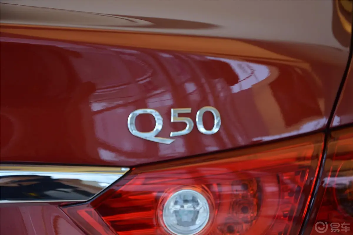 英菲尼迪Q502.0T 舒适版尾标