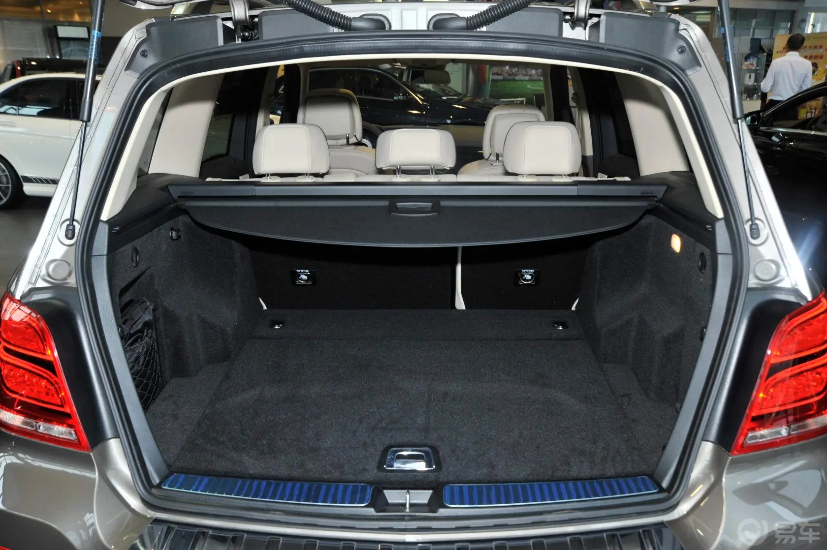 奔驰GLK级GLK 300 3.0L 自动 豪华型行李箱空间