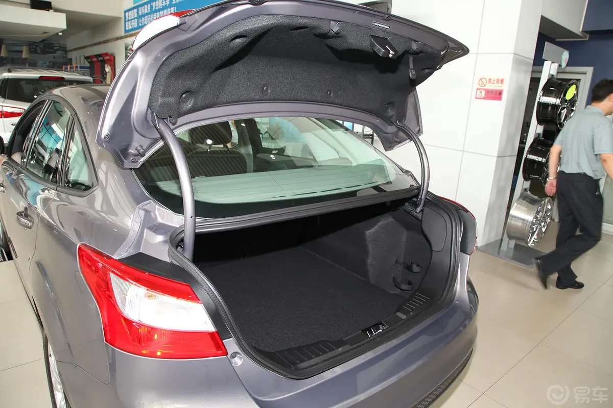 福克斯三厢 1.6L 自动 舒适型行李厢开口范围