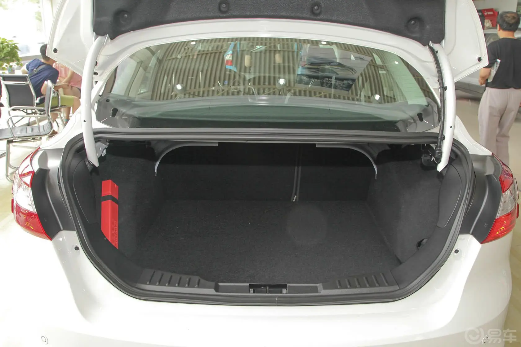 福克斯三厢 1.6L 手动 风尚型行李箱空间