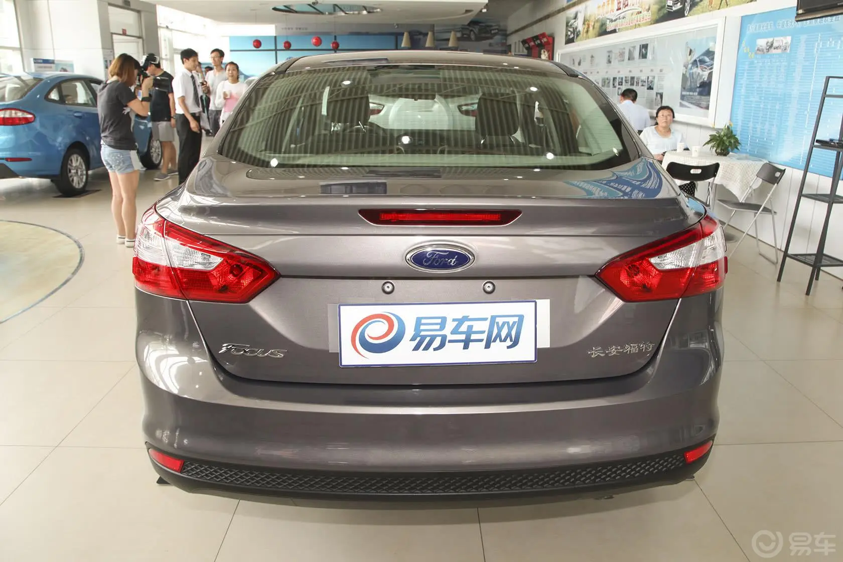 福克斯三厢 1.6L 自动 舒适型正后水平