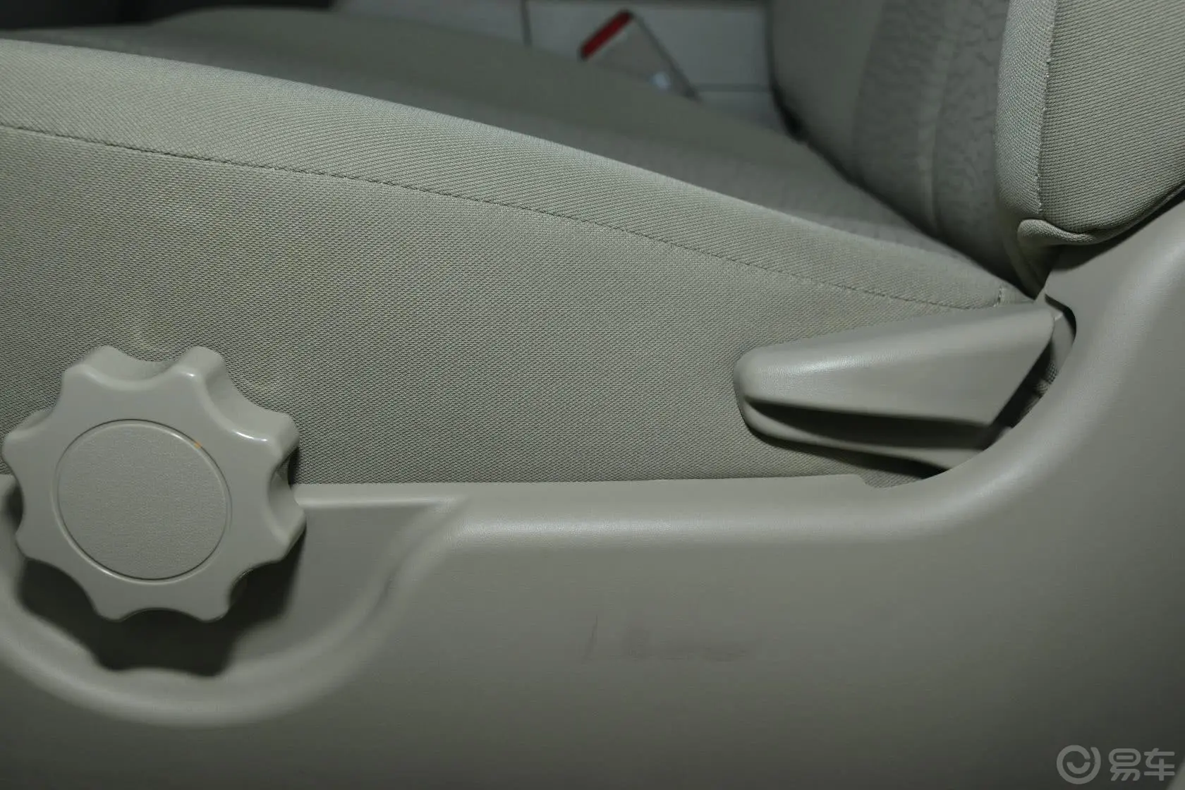 比亚迪M62.4L 手动 舒适版座椅调节键