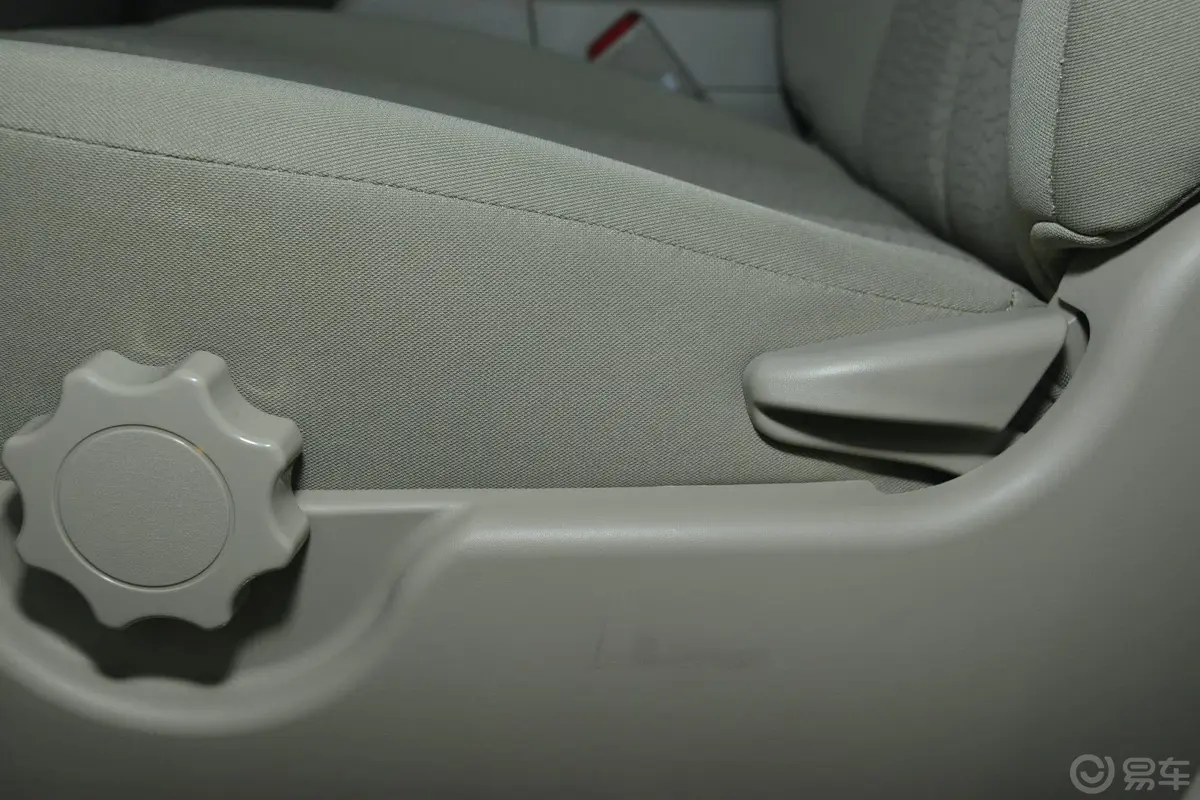比亚迪M62.4L 手动 舒适版座椅调节键