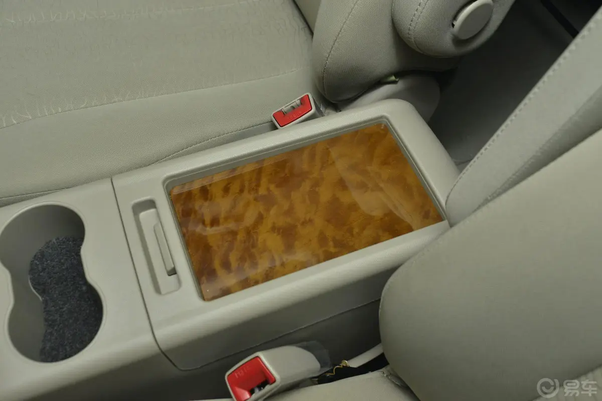 比亚迪M62.4L 手动 舒适版前排中央扶手箱