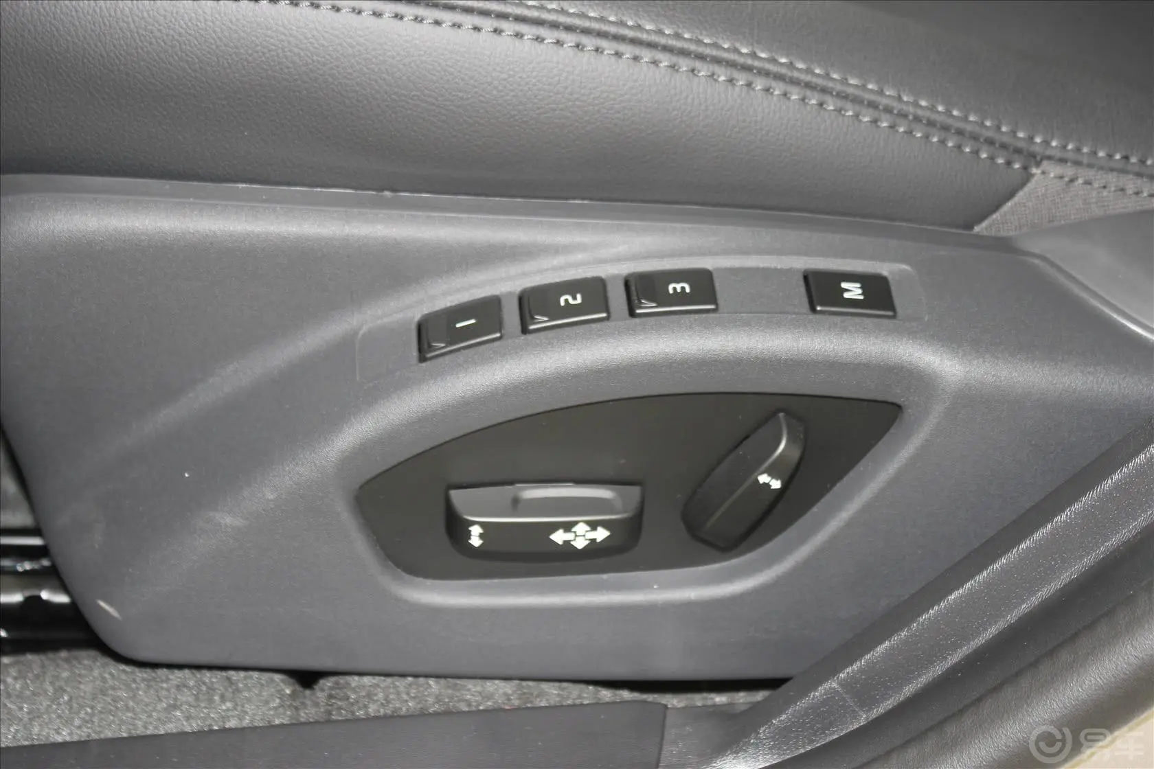 沃尔沃V60改款 T5 智逸版座椅调节键