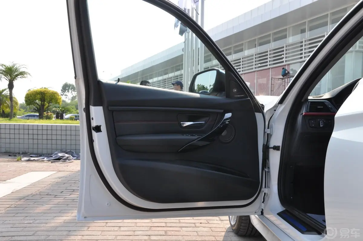 宝马3系(进口)320i 运动设计套装 旅行版驾驶员侧车门内门板