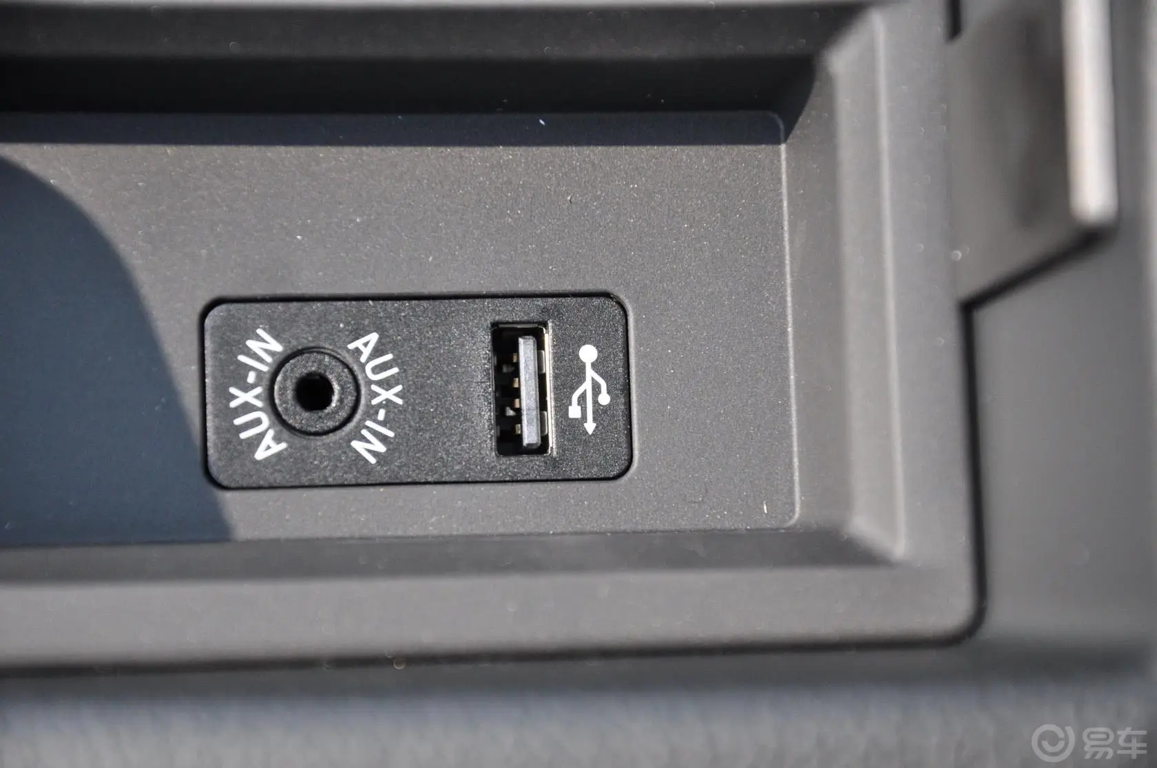 宝马3系(进口)320i 运动设计套装 旅行版USB接口