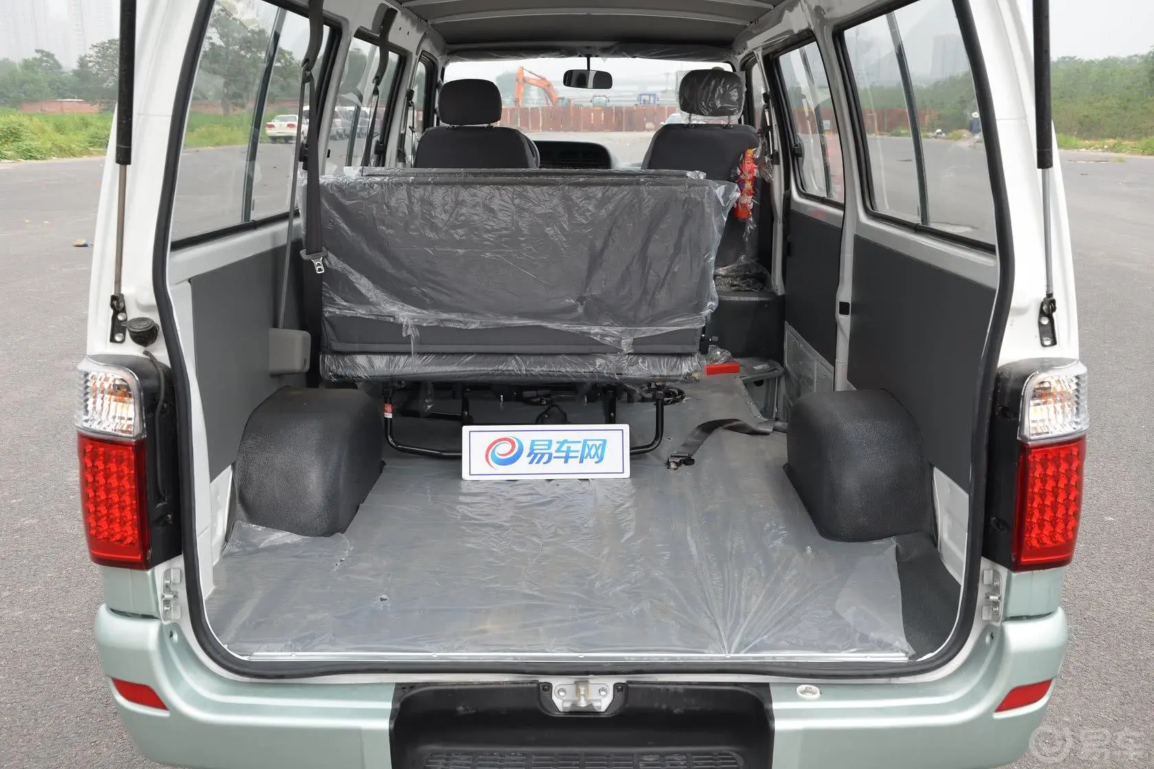 金杯海狮动力王 2.0-M 舒适型 6座行李箱空间