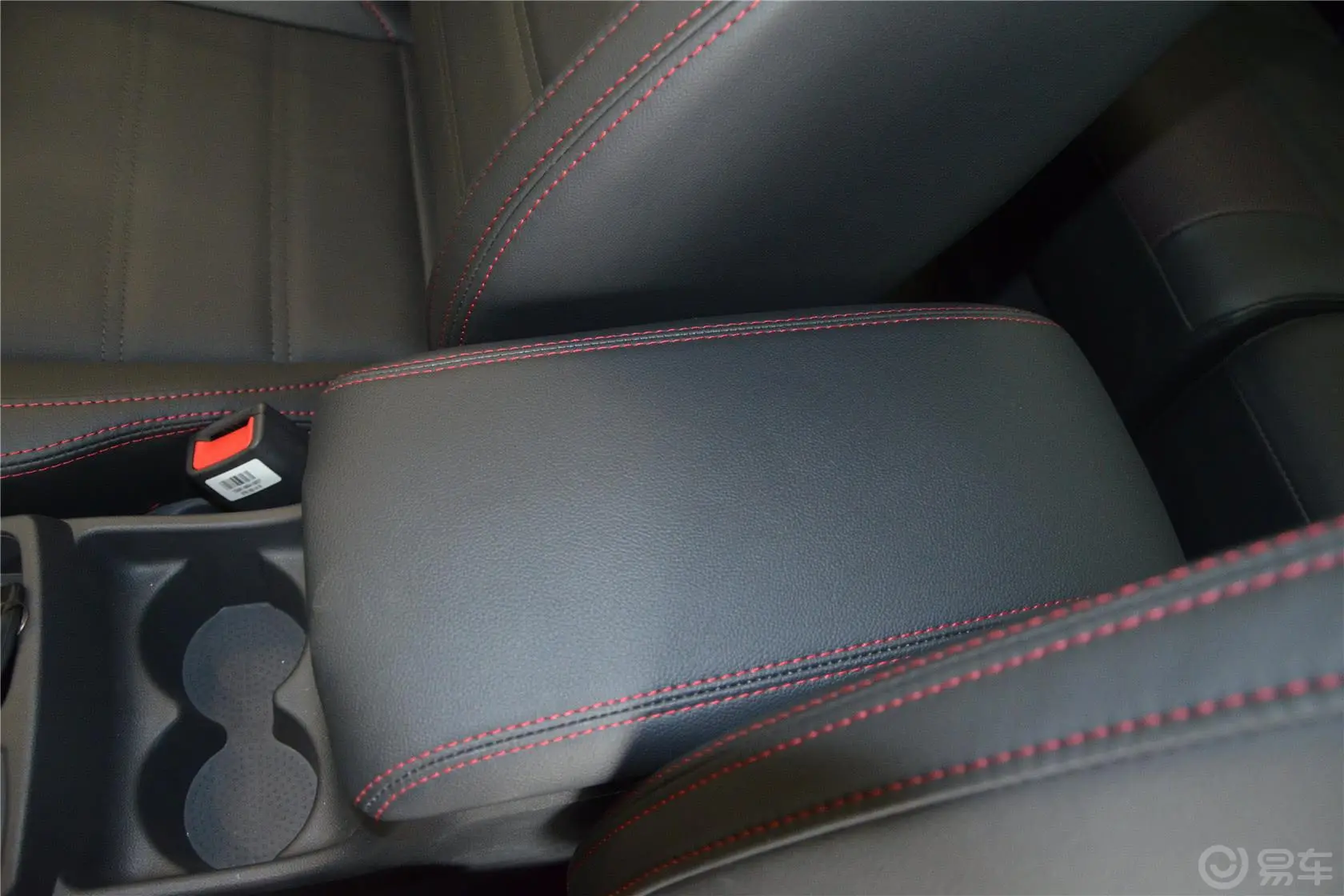 科雷傲(进口)2.5L 四驱 Sportway限量版前排中央扶手箱