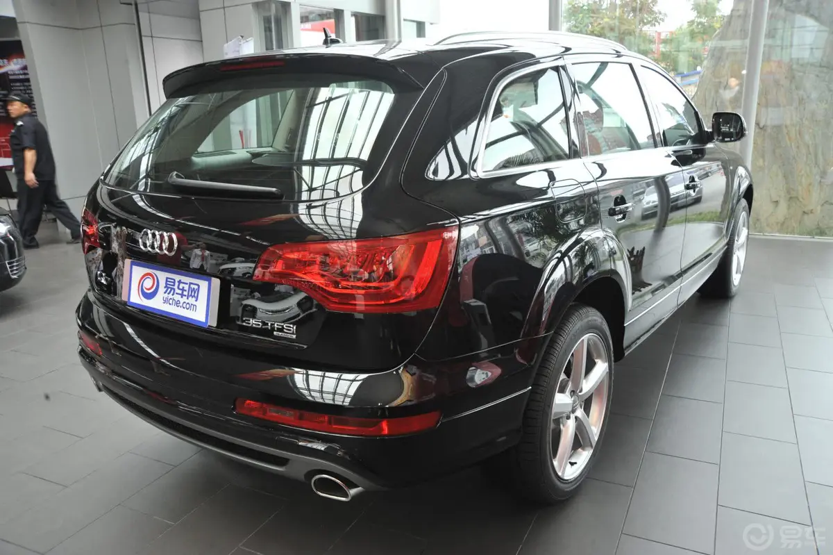 奥迪Q735 TFSI quattro 运动型侧后45度车头向右水平