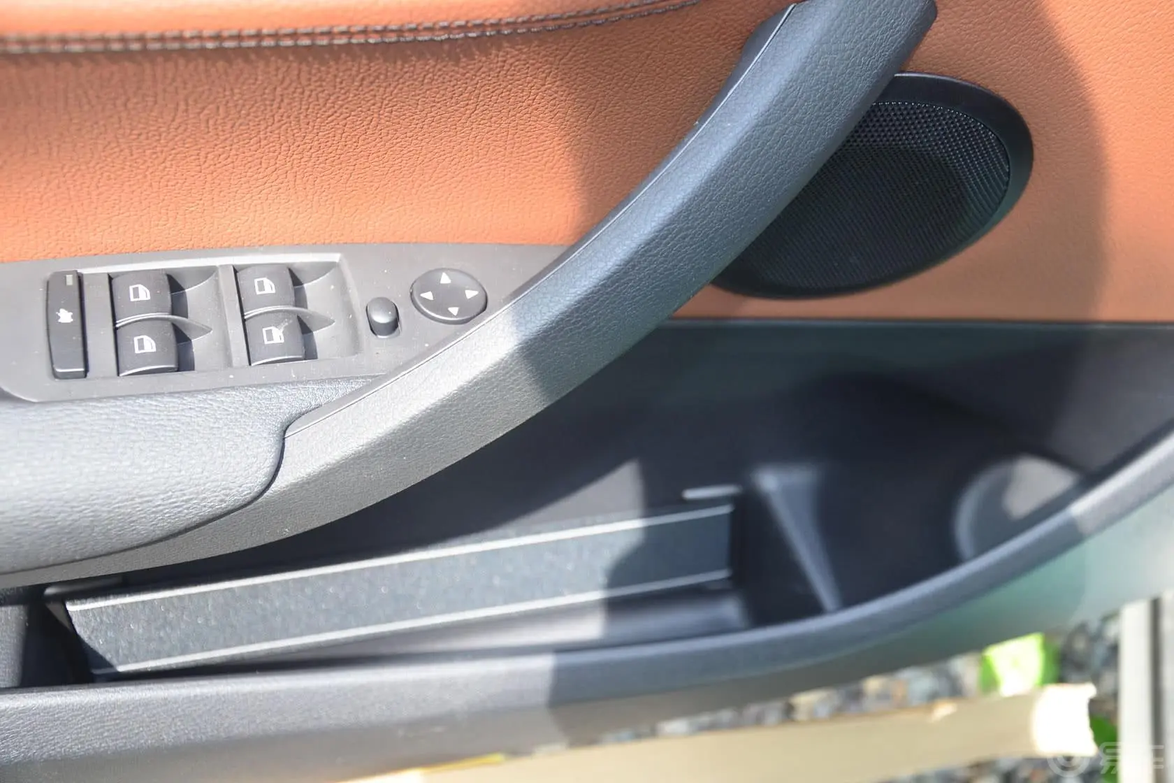 宝马X1sDrive20i X设计套装驾驶员门储物盒