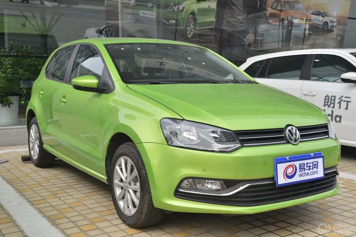 Polo1.6L 自动 豪华版侧前45度车头向右水平